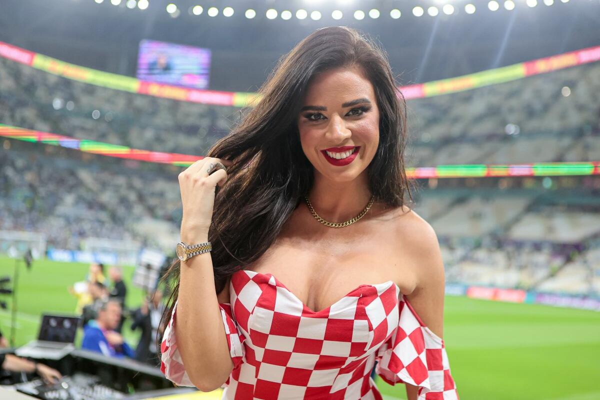 Самая горячая болельщица ЧМ показала грудь перед матчем Хорватия — Бельгия