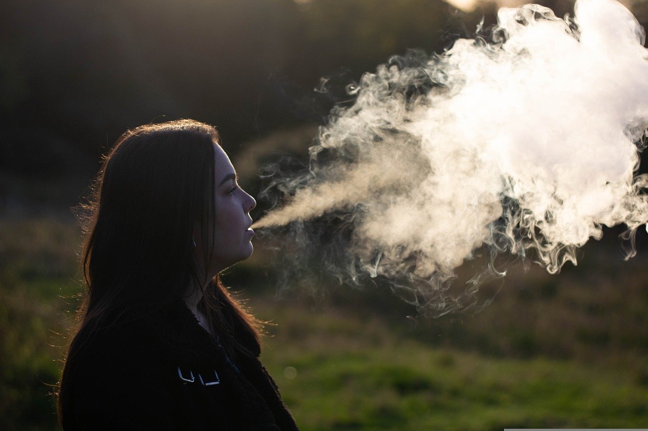 Красивая девушка в дыму