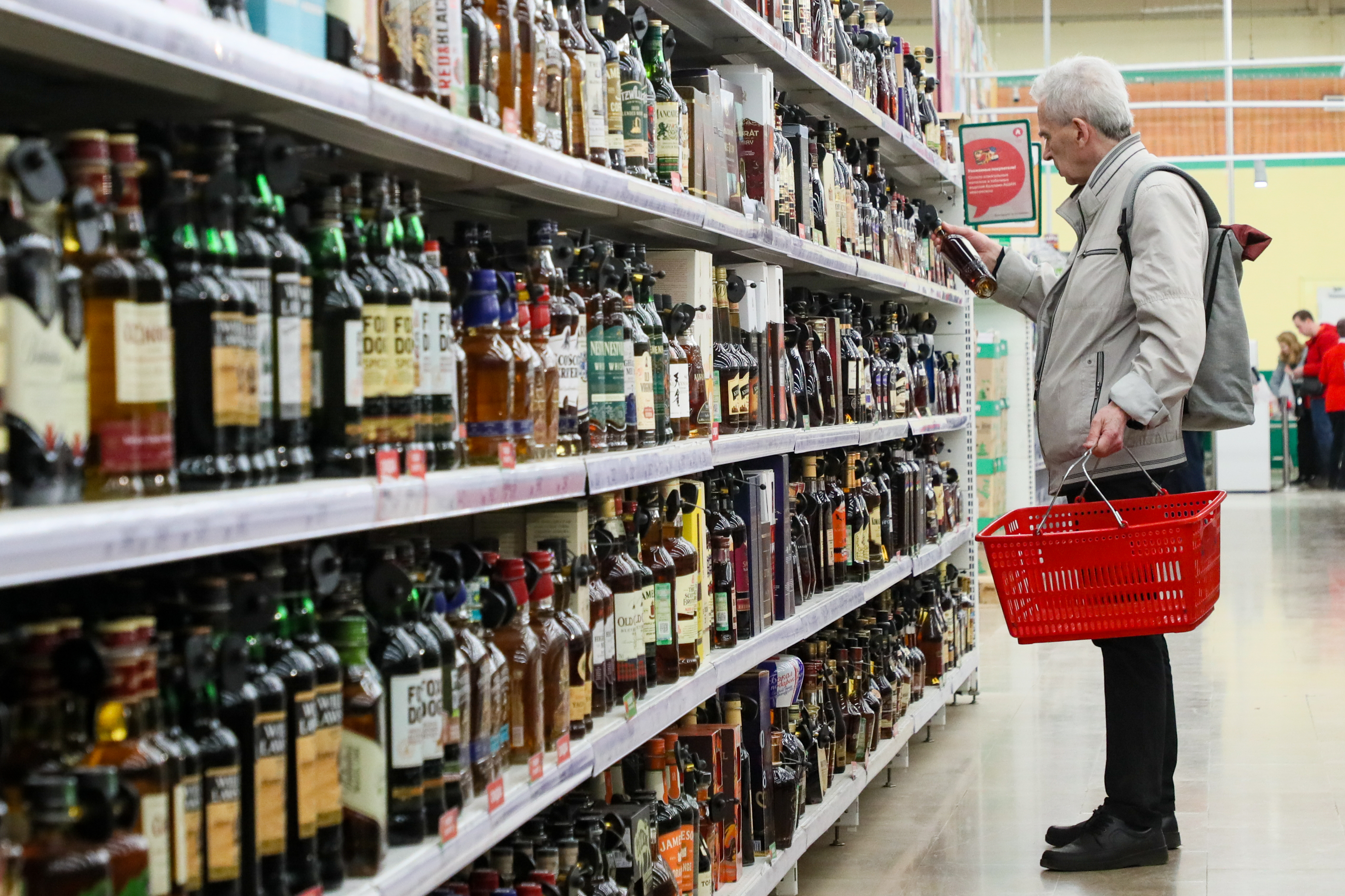 В россии запретили продажи. Алкогольные напитки. Алкогольный отдел в магазине. Торговля напитками.