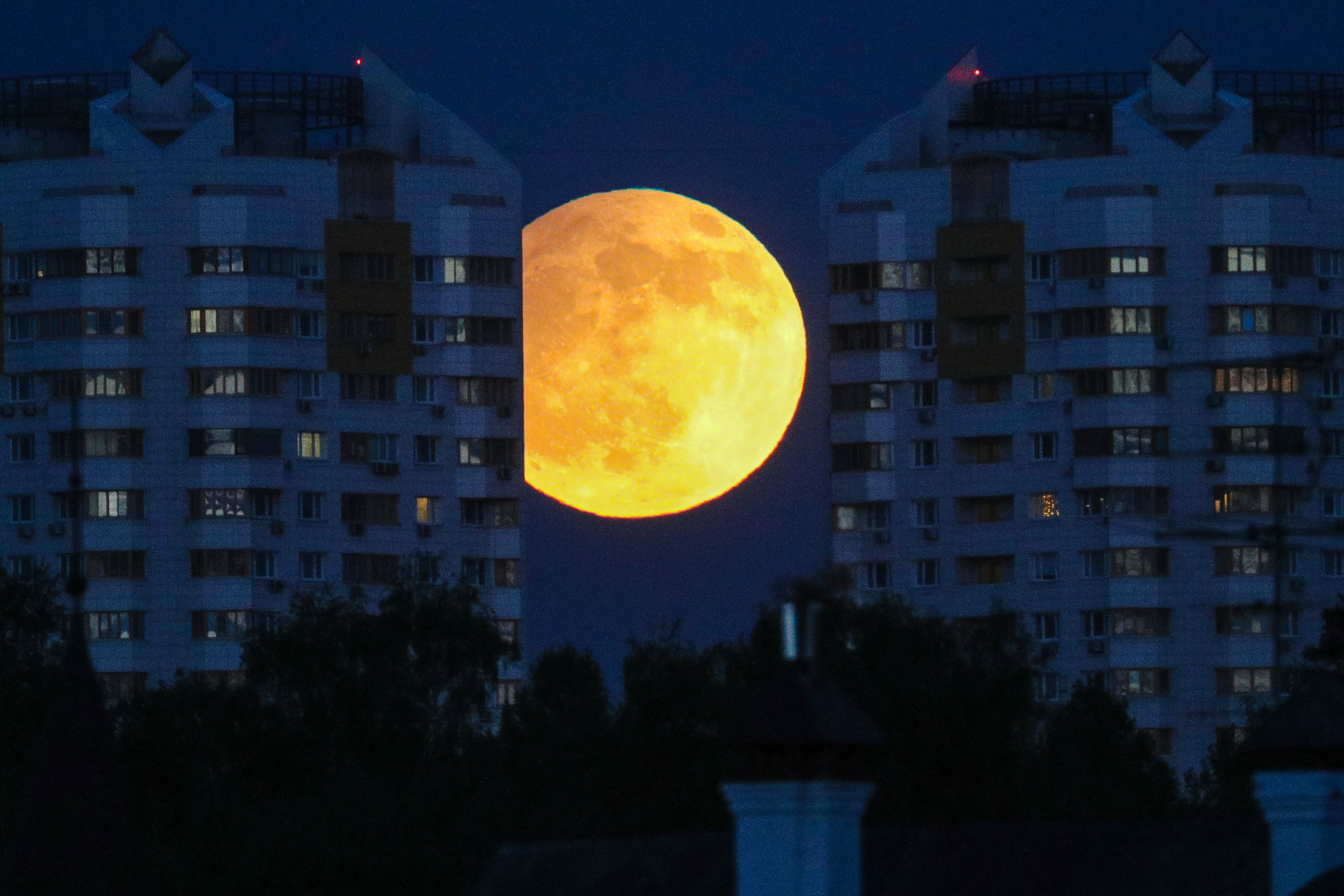 Луна сегодня 2023 год. Суперлуние 3 июля 2023 года. Большая Луна. Суперлуние в Москве. Луна на небе.
