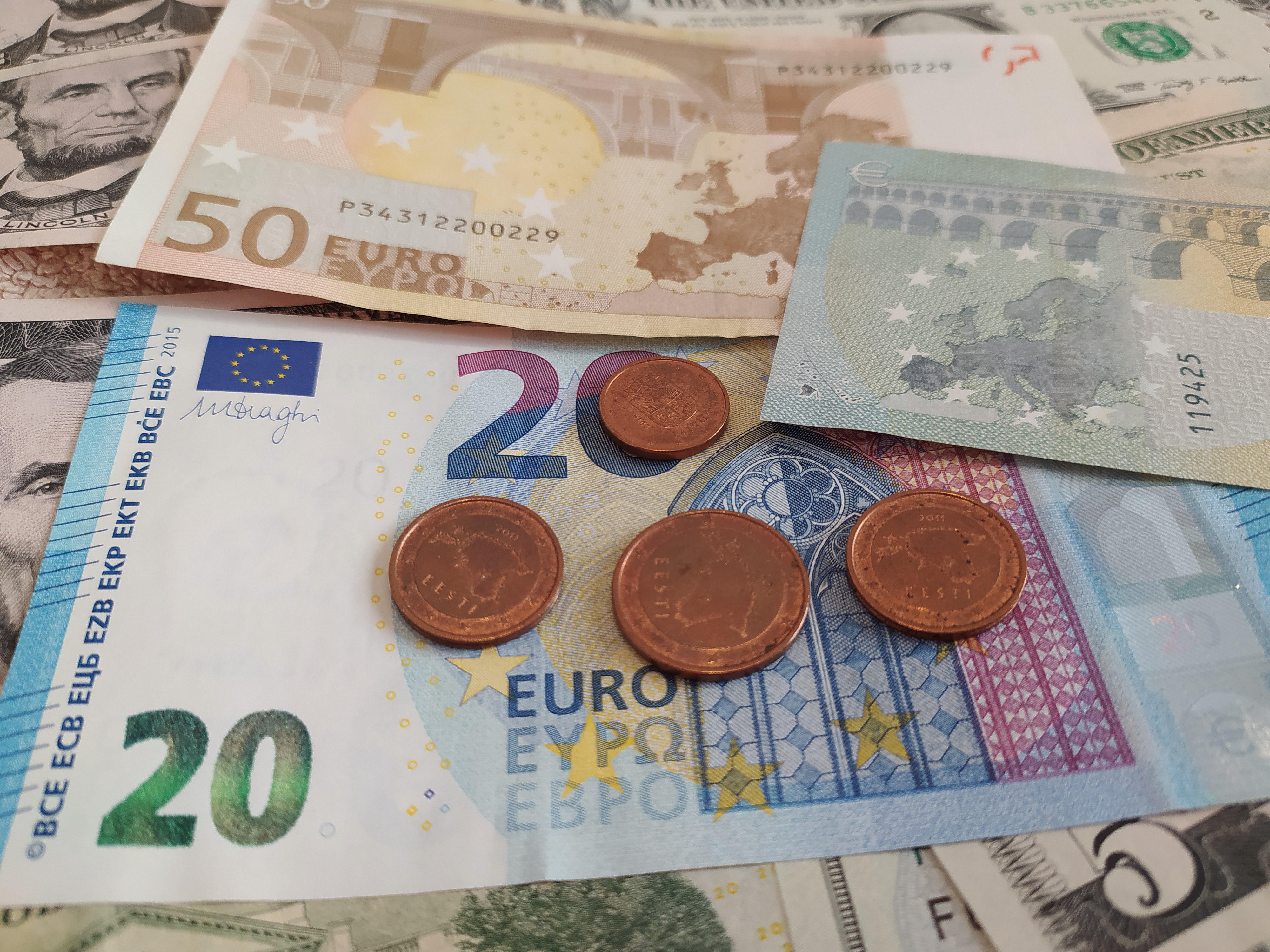 Купюра 500 евро. Денежный транш. 600 евро купюра. 500 евро купюра 2002. Деньги евро доллары.