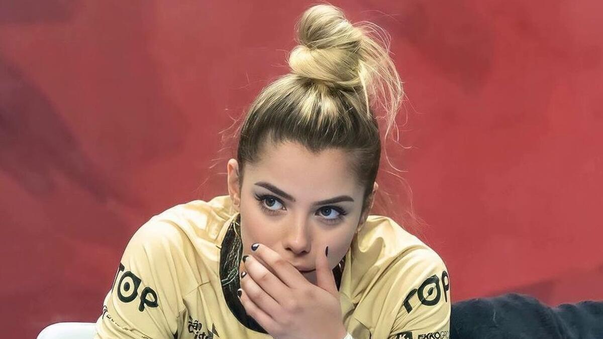 Раздвинула ноги в машине