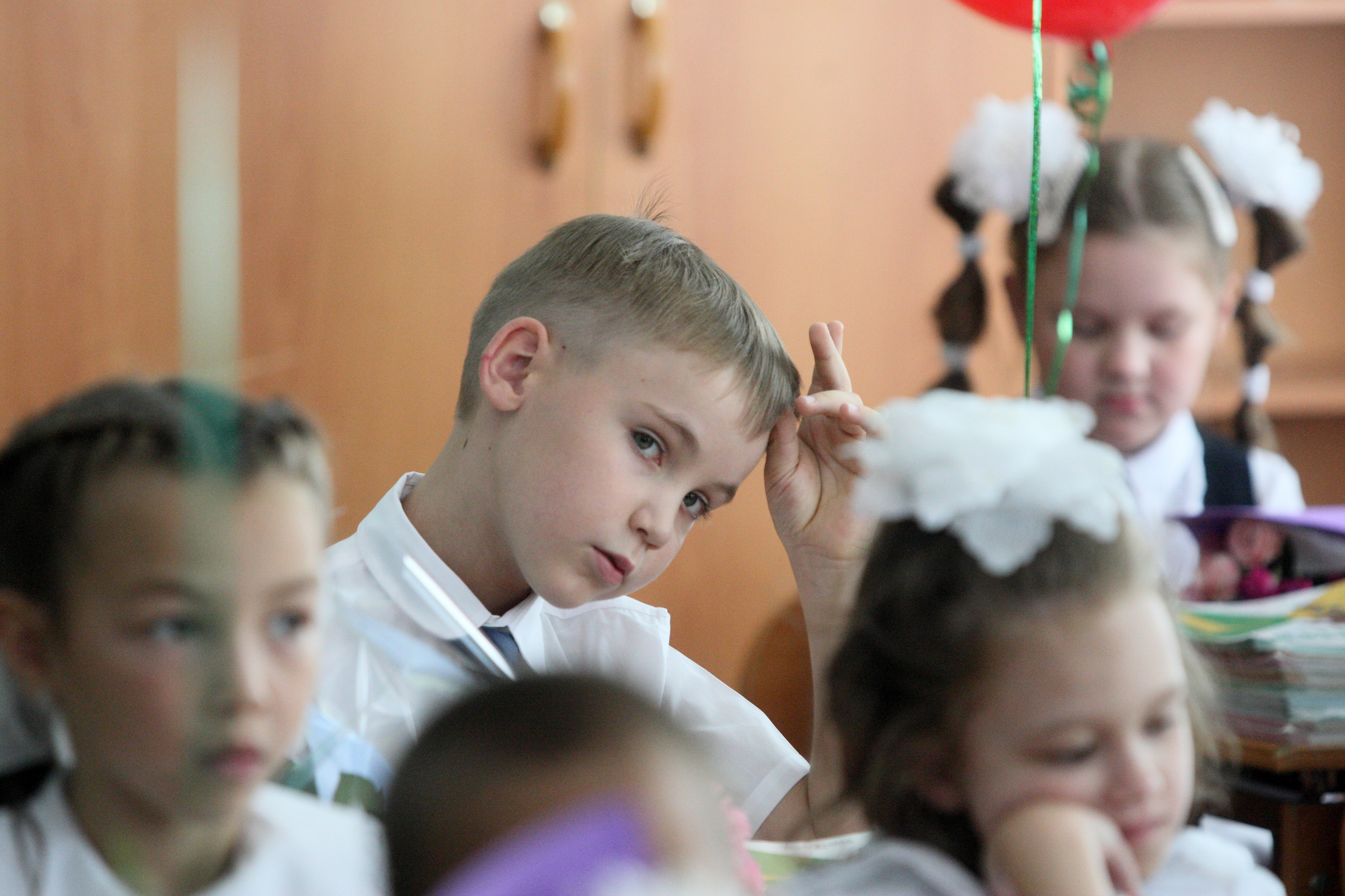 Ученики ухаживали за 2. Школьники России. Ребенок делает уроки. Школа. Перемена в школе фото.